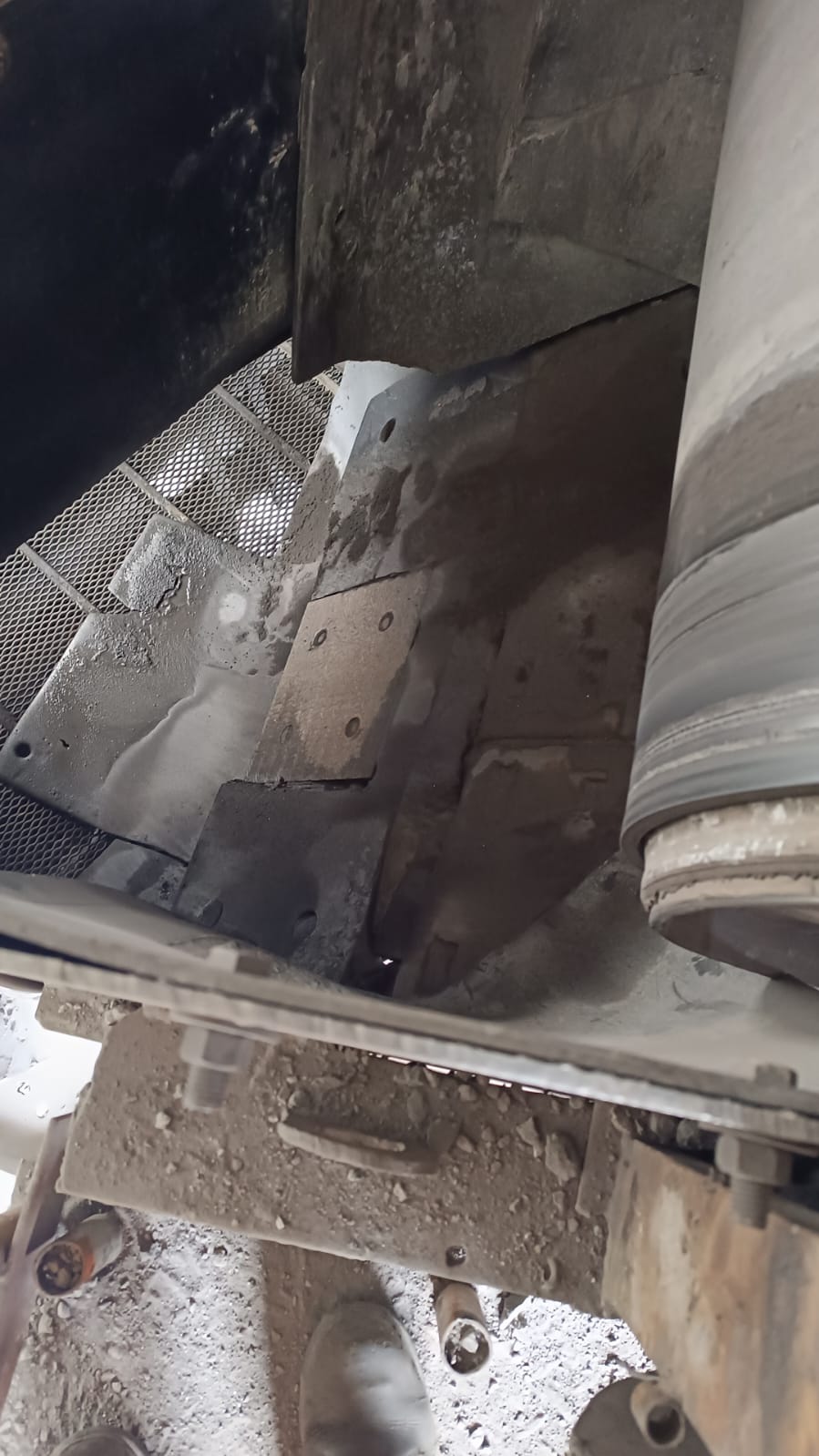 Placas de desgaste instaladas junto a la polea de una faja transportadora